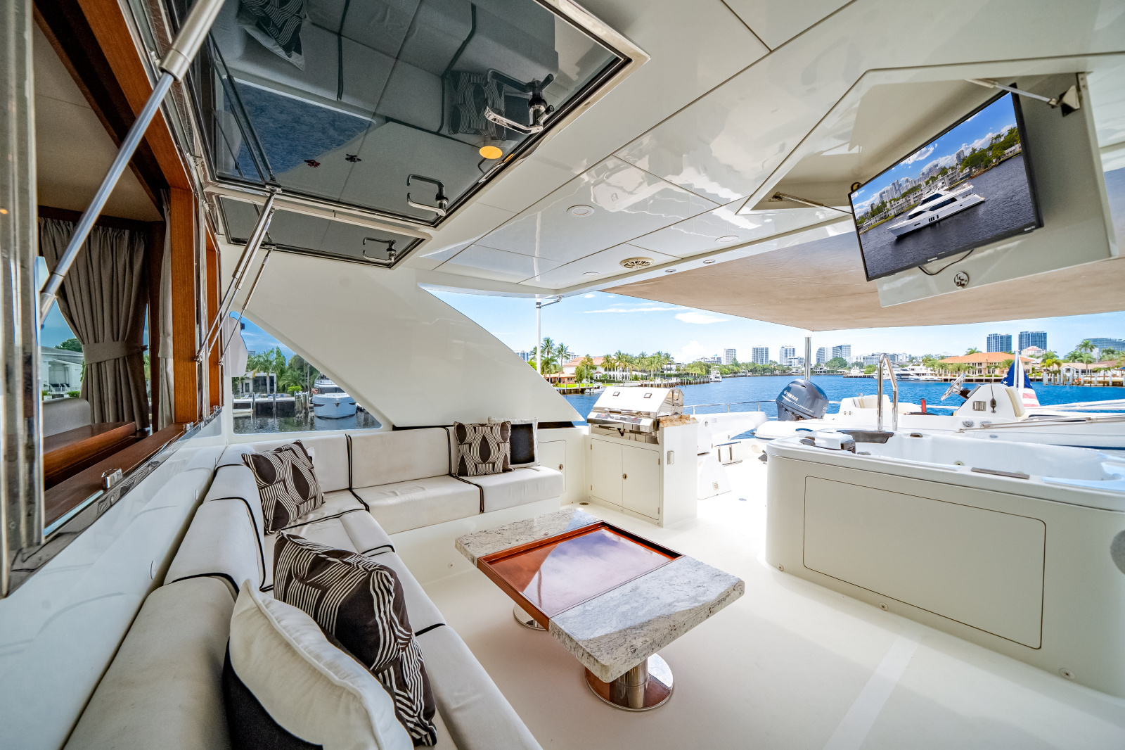 2016 Ocean Alexander 90 SKY LOUNGE
