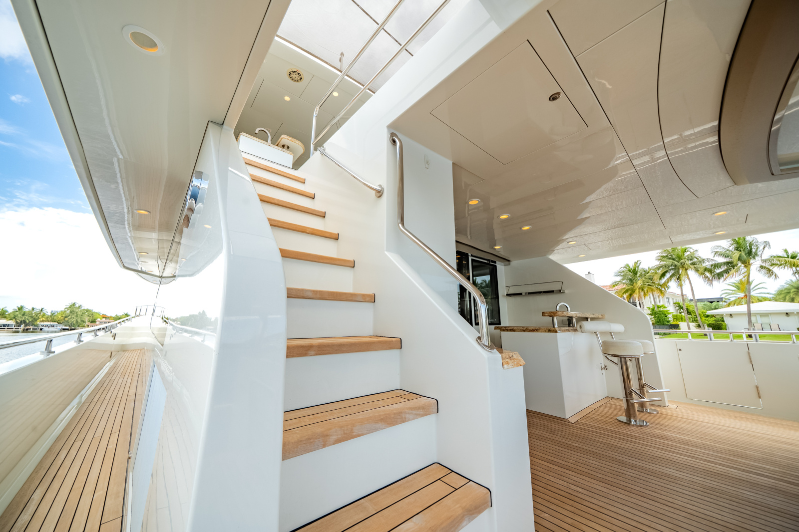 2016 Ocean Alexander 90 SKY LOUNGE