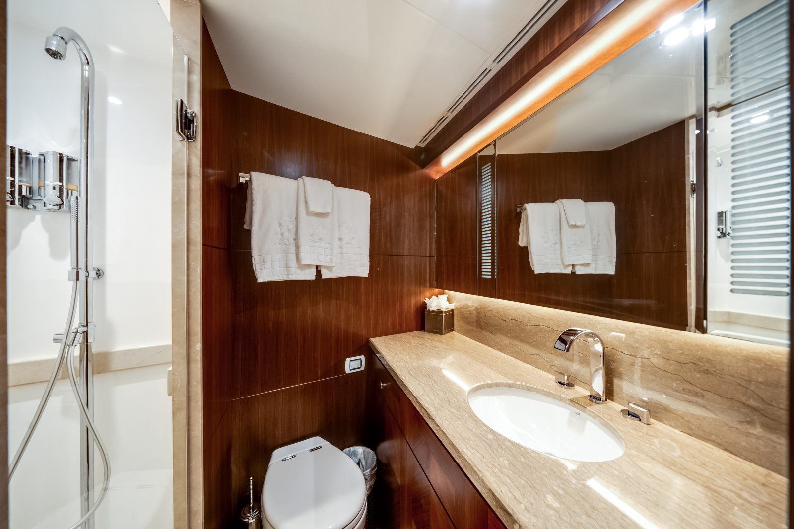 2016 Ocean Alexander 90 SKY LOUNGE