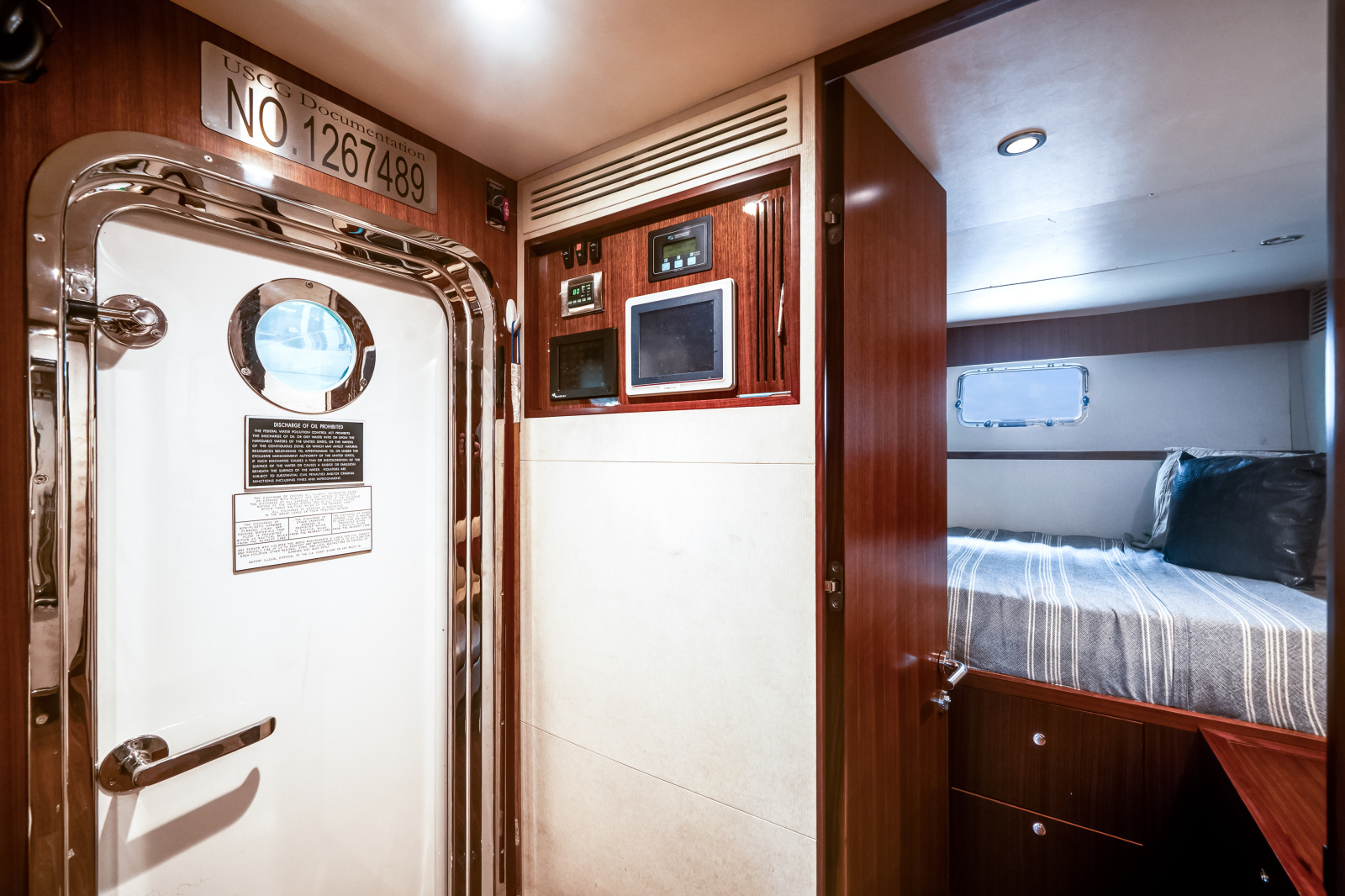 2016 Ocean Alexander 90 SKY LOUNGE