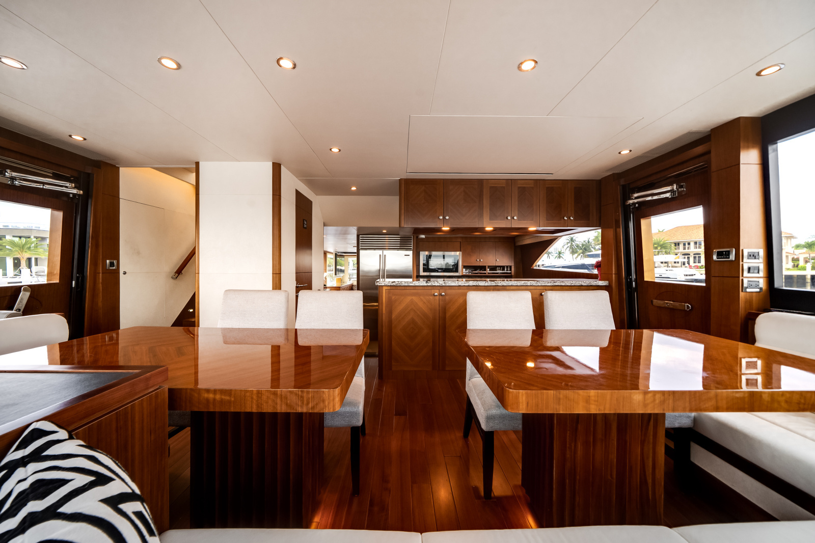 2016 Ocean Alexander 90 SKY LOUNGE
