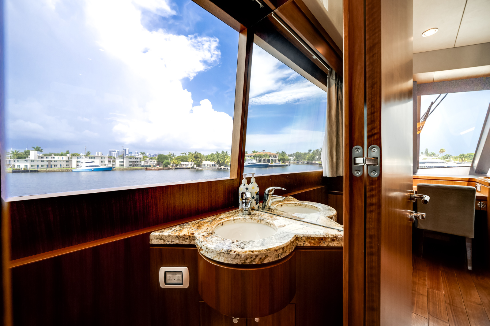 2016 Ocean Alexander 90 SKY LOUNGE