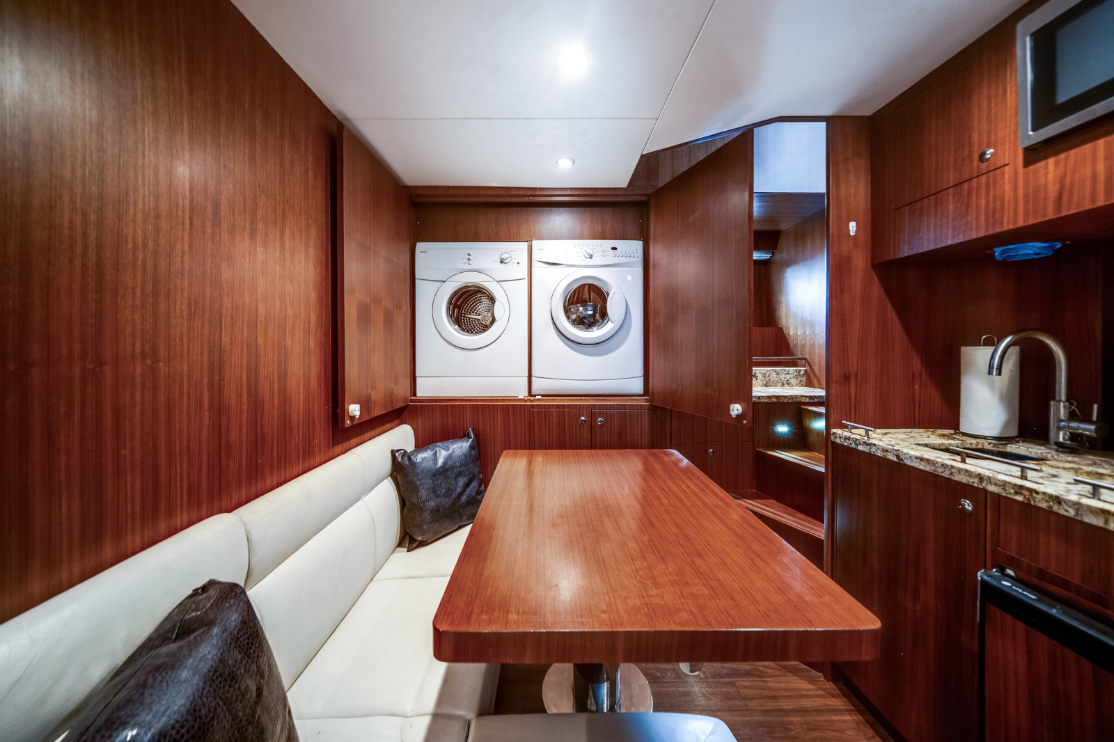 2016 Ocean Alexander 90 SKY LOUNGE