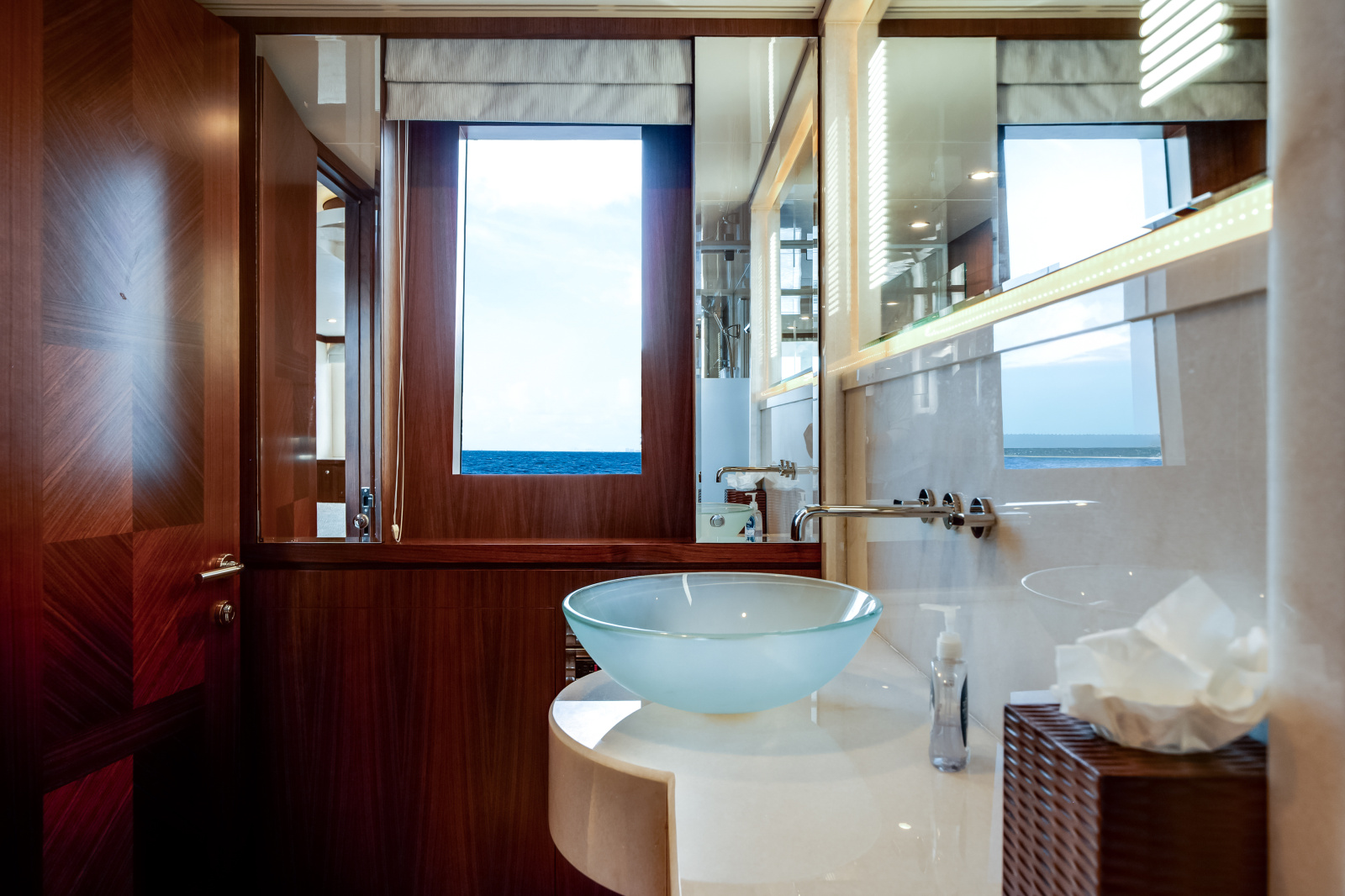 2016 Ocean Alexander 90 SKY LOUNGE