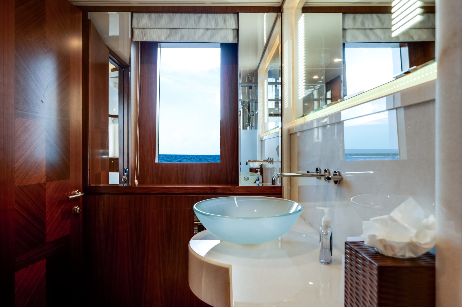 2016 Ocean Alexander 90 SKY LOUNGE