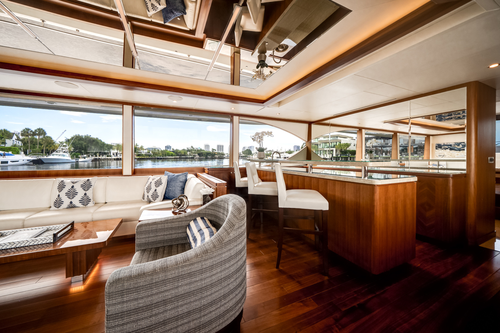 2016 Ocean Alexander 90 SKY LOUNGE