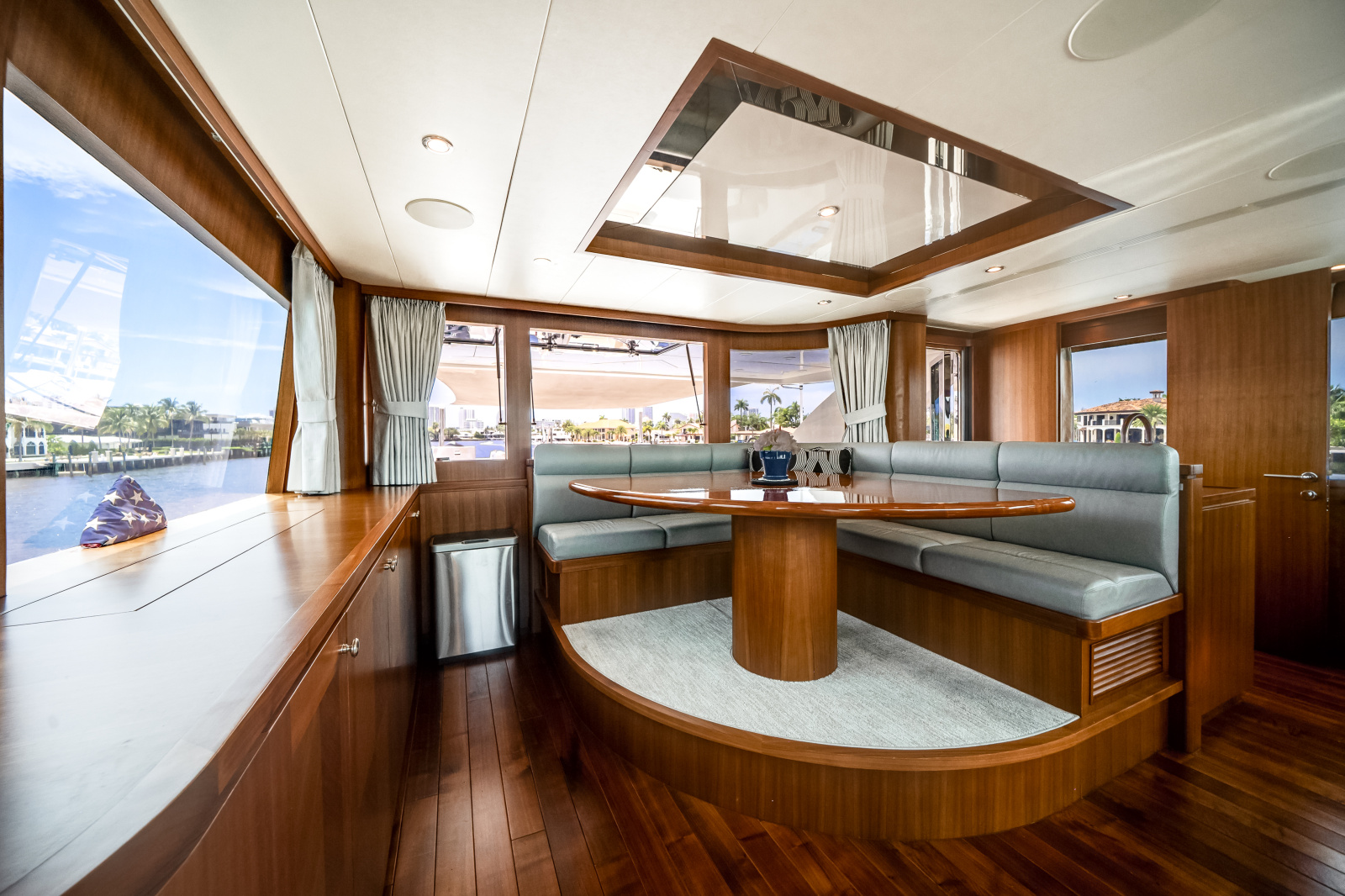 2016 Ocean Alexander 90 SKY LOUNGE