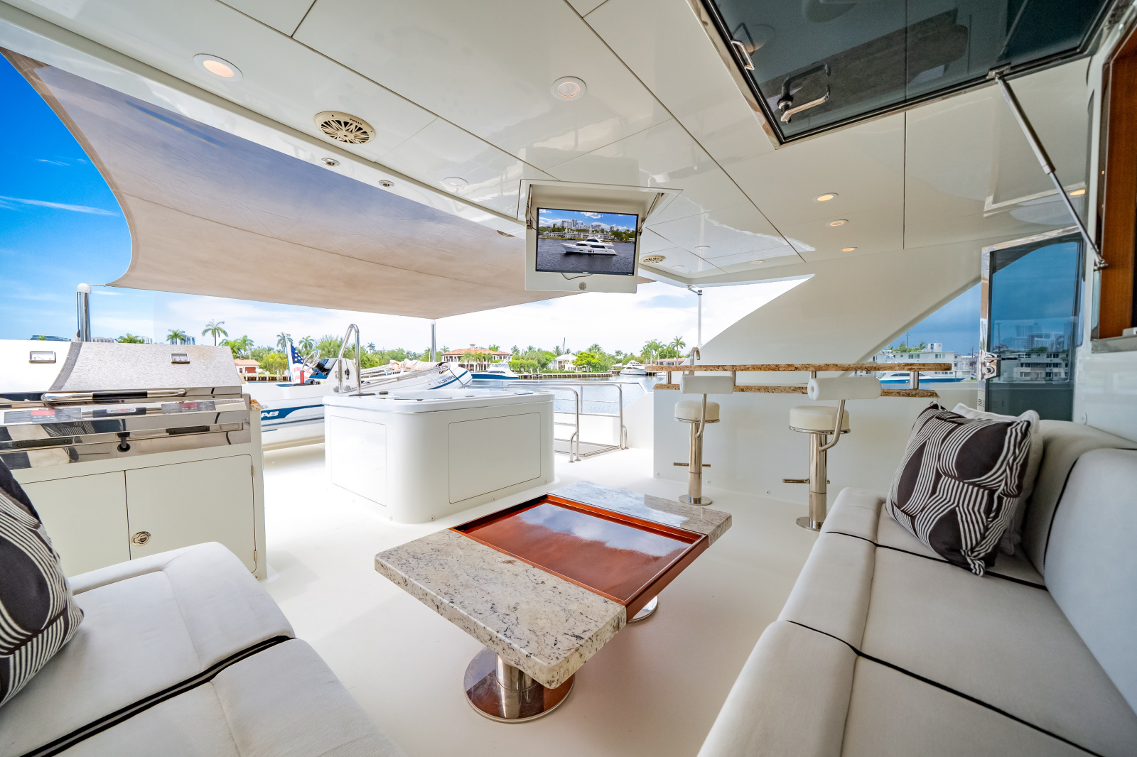 2016 Ocean Alexander 90 SKY LOUNGE
