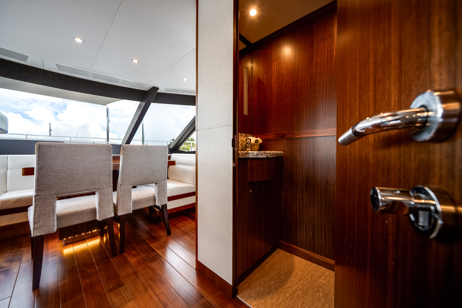 2016 Ocean Alexander 90 SKY LOUNGE