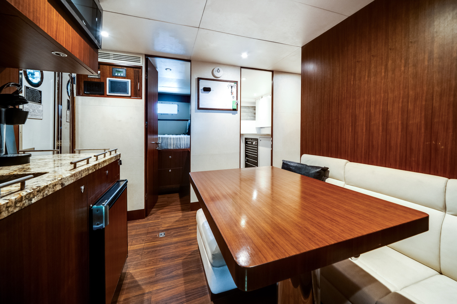 2016 Ocean Alexander 90 SKY LOUNGE