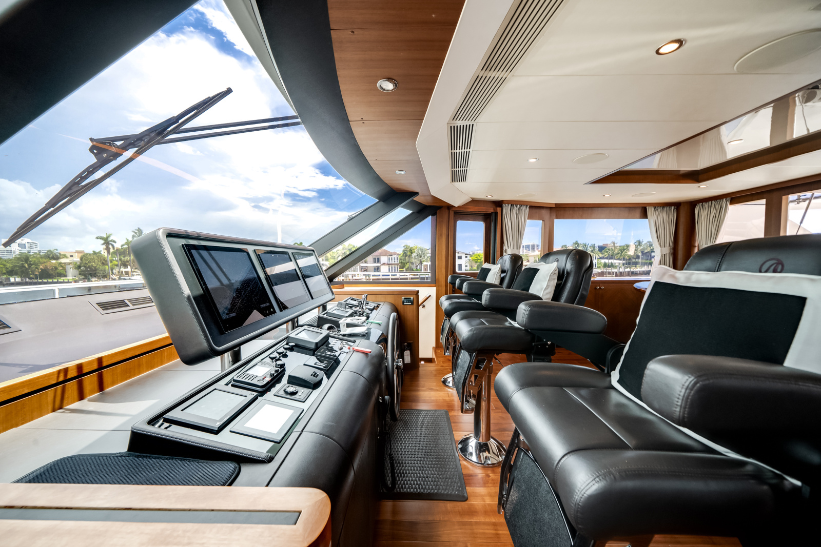 2016 Ocean Alexander 90 SKY LOUNGE