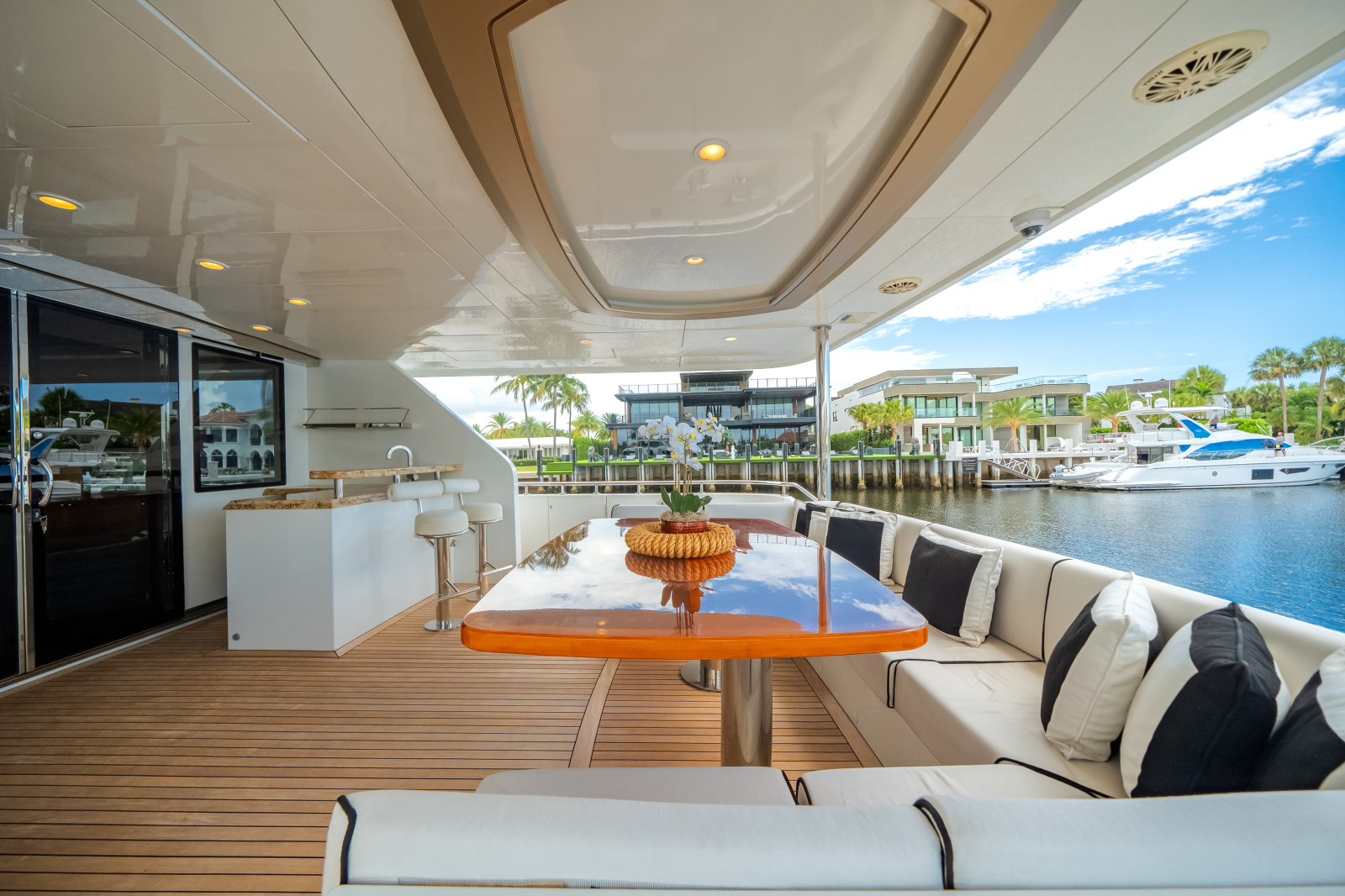 2016 Ocean Alexander 90 SKY LOUNGE