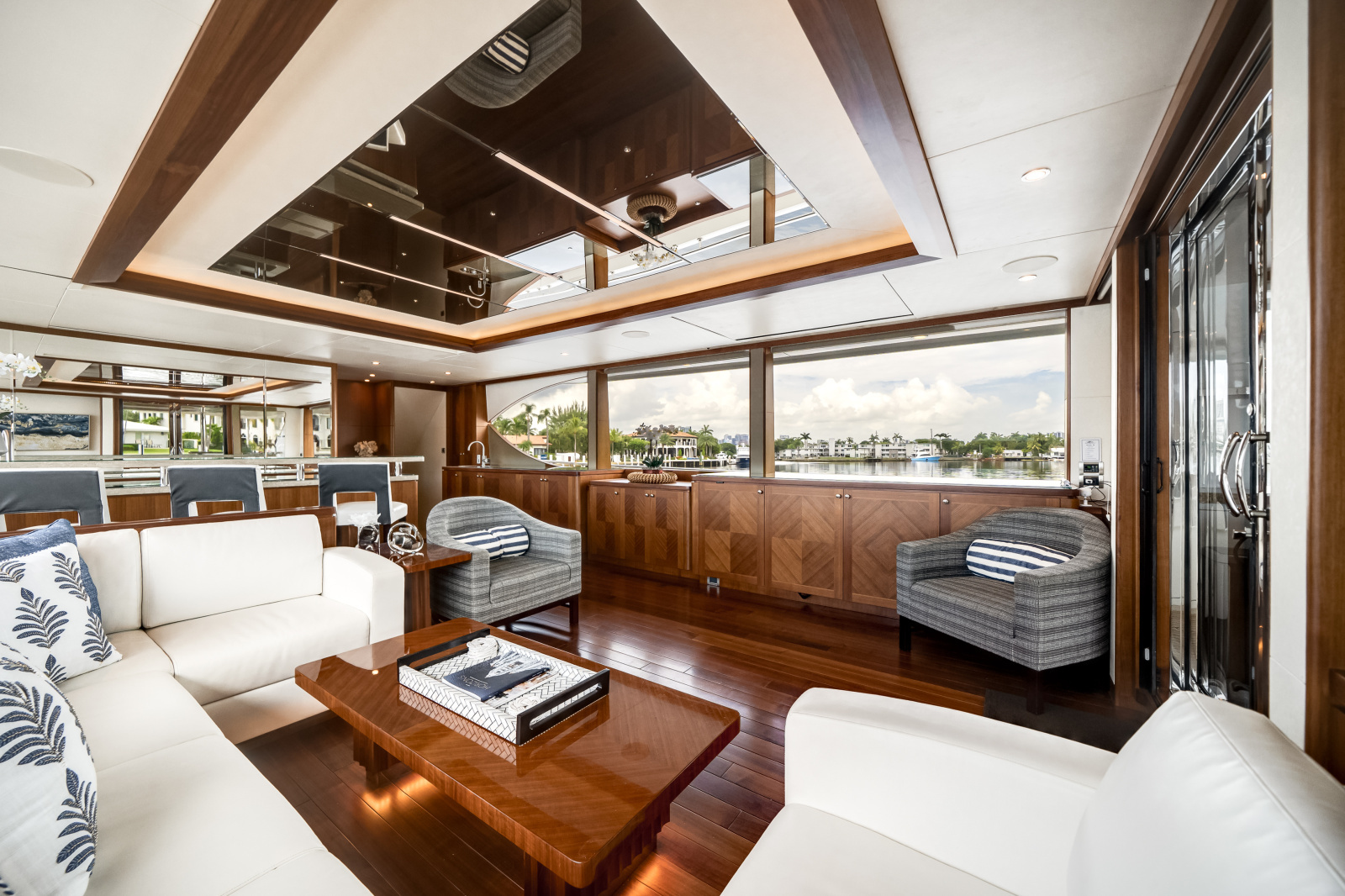 2016 Ocean Alexander 90 SKY LOUNGE