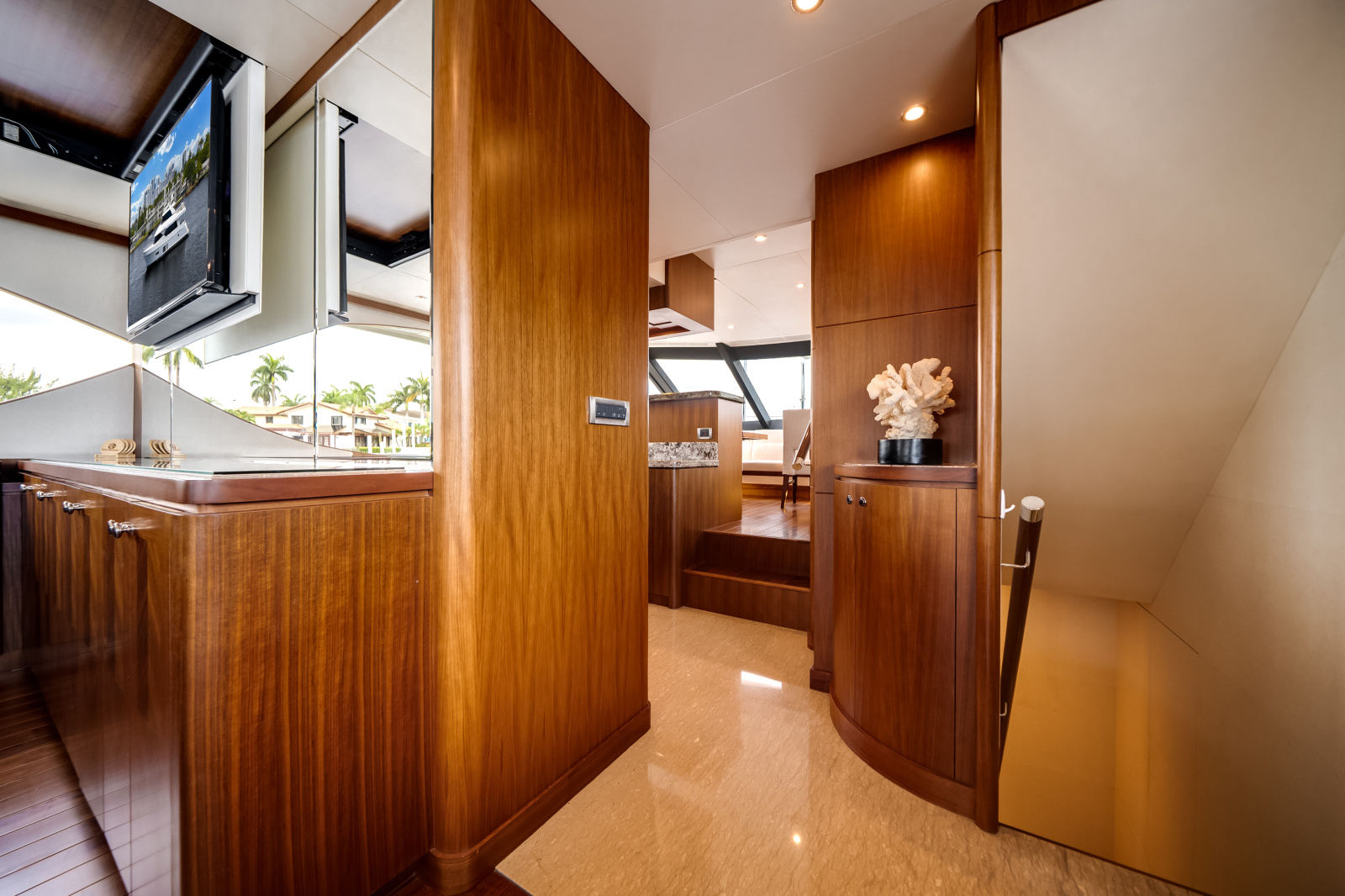 2016 Ocean Alexander 90 SKY LOUNGE