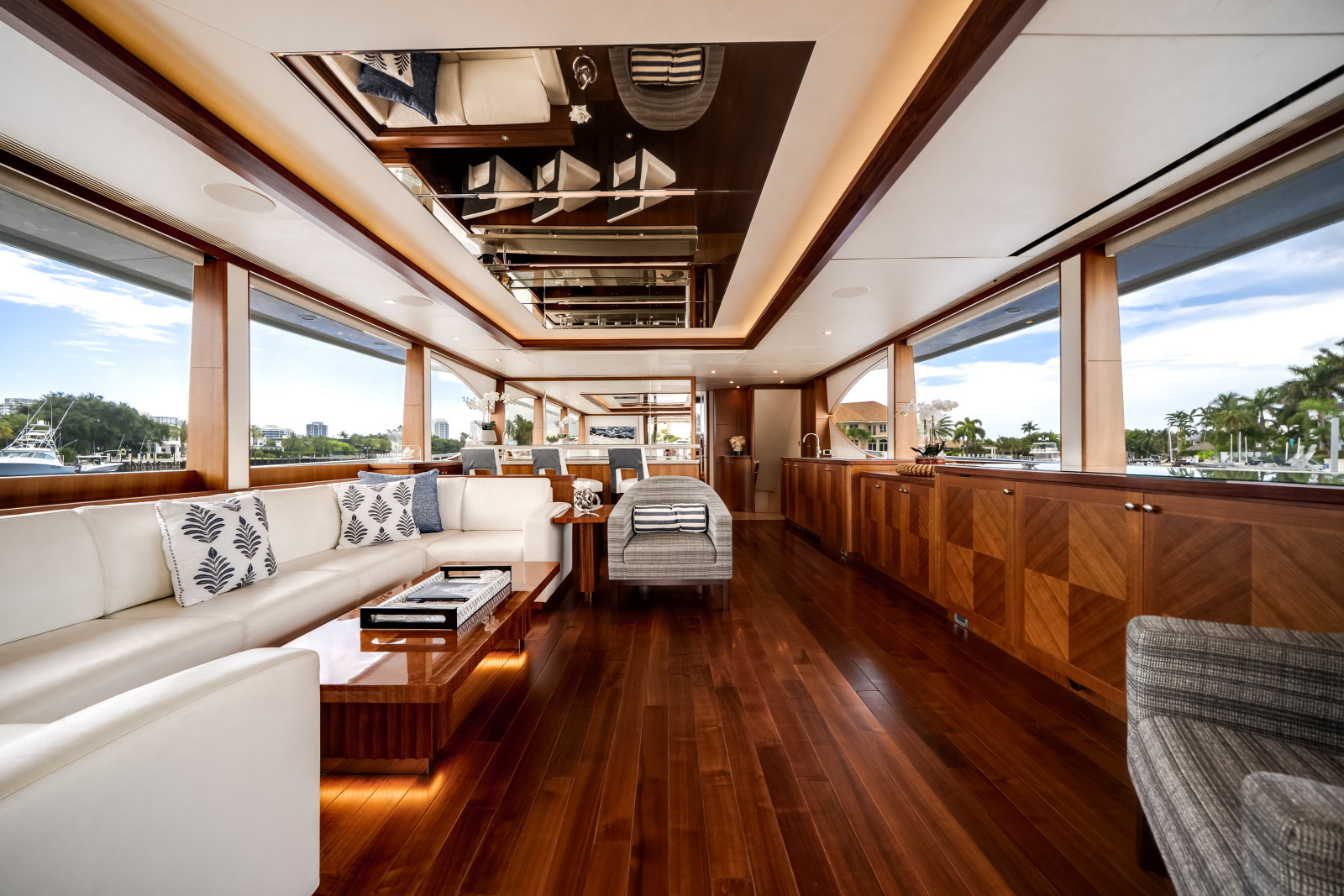 2016 Ocean Alexander 90 SKY LOUNGE