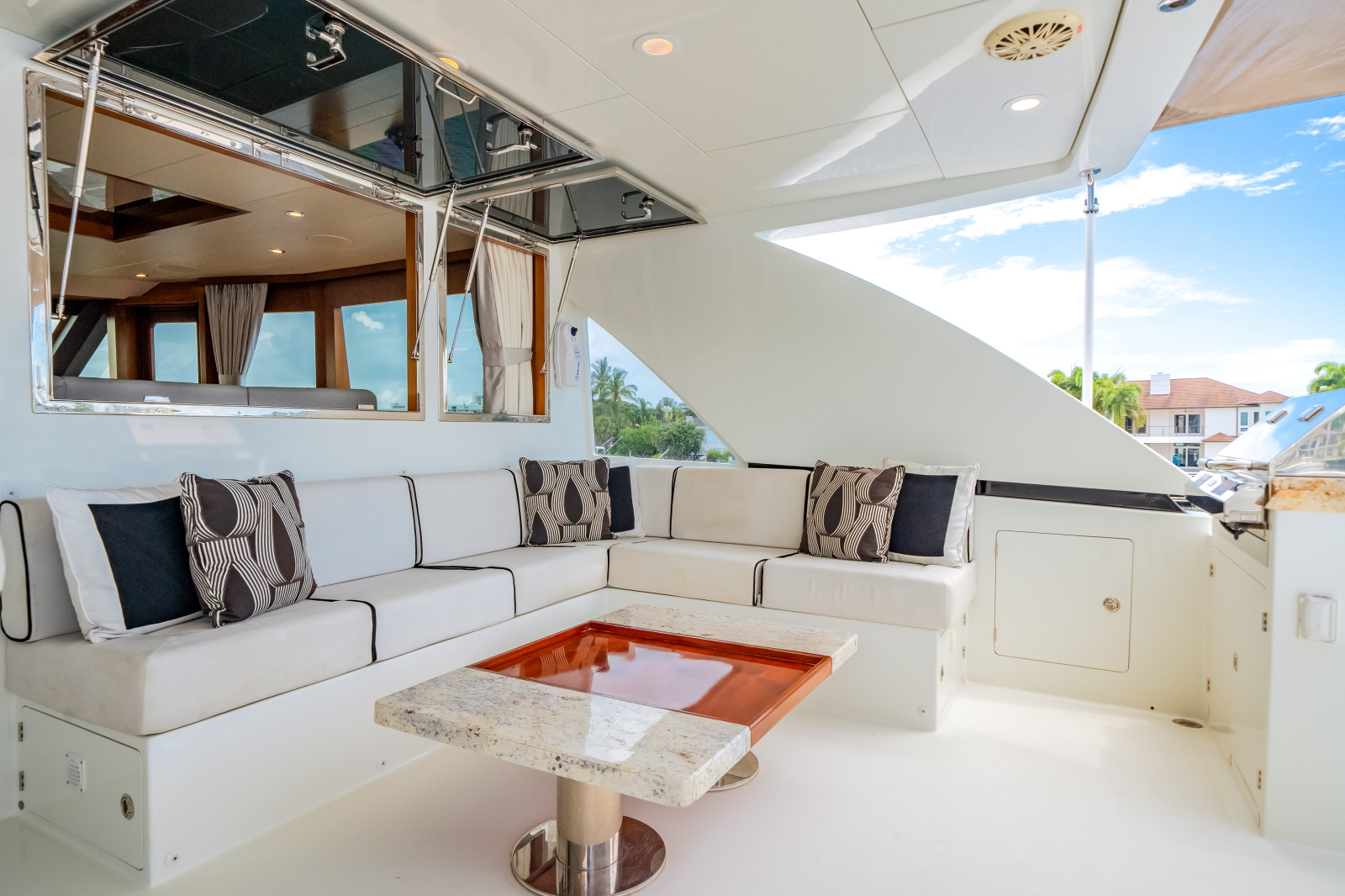 2016 Ocean Alexander 90 SKY LOUNGE