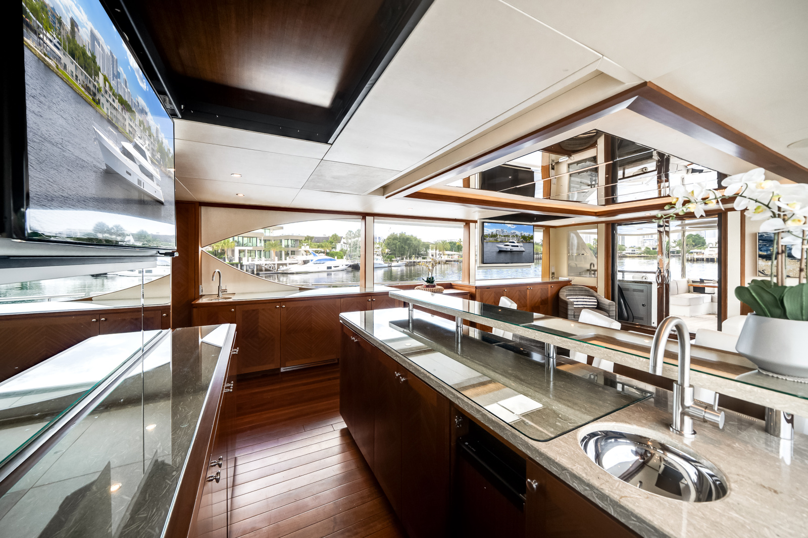 2016 Ocean Alexander 90 SKY LOUNGE