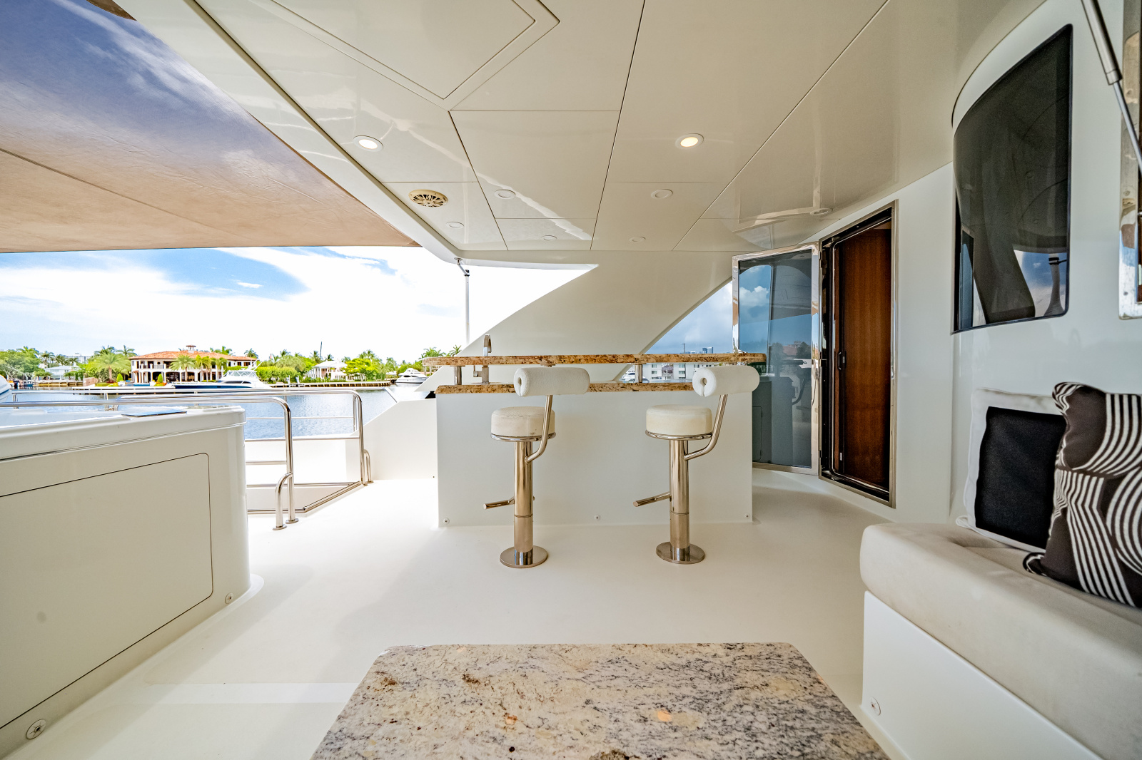 2016 Ocean Alexander 90 SKY LOUNGE