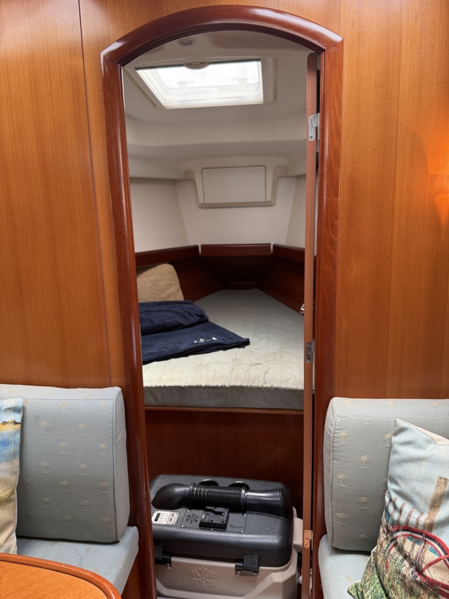 V-Berth w/upright locker