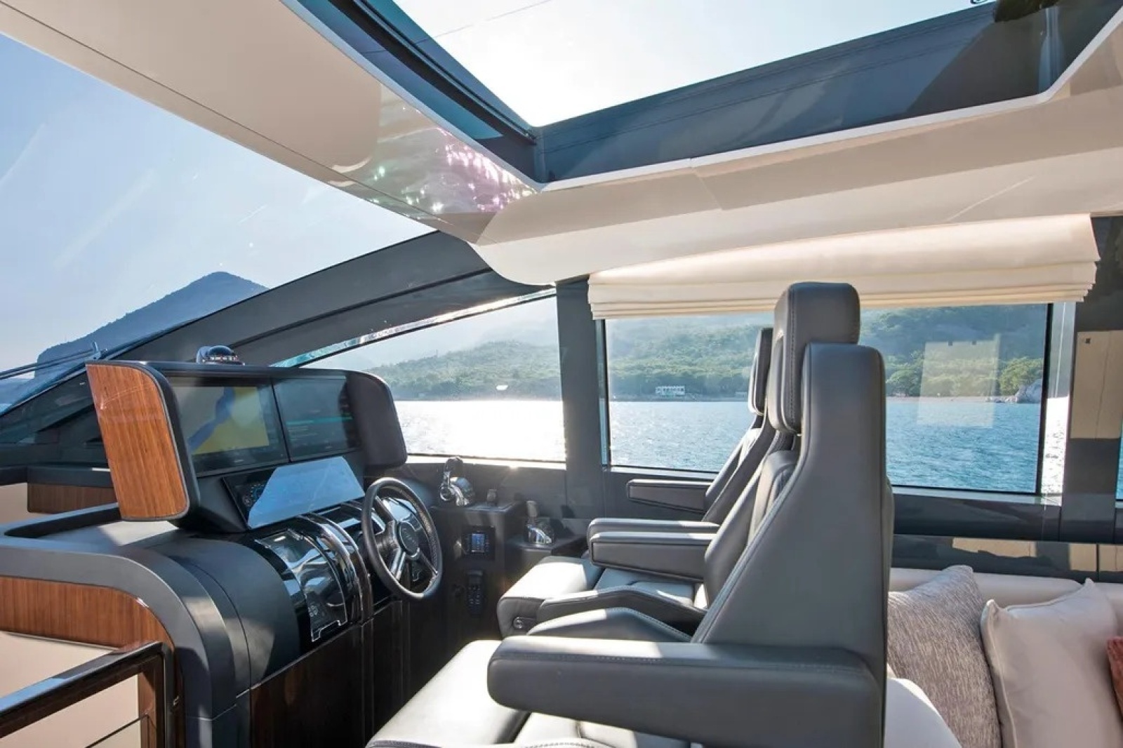 2023 Lazzara Yachts 
