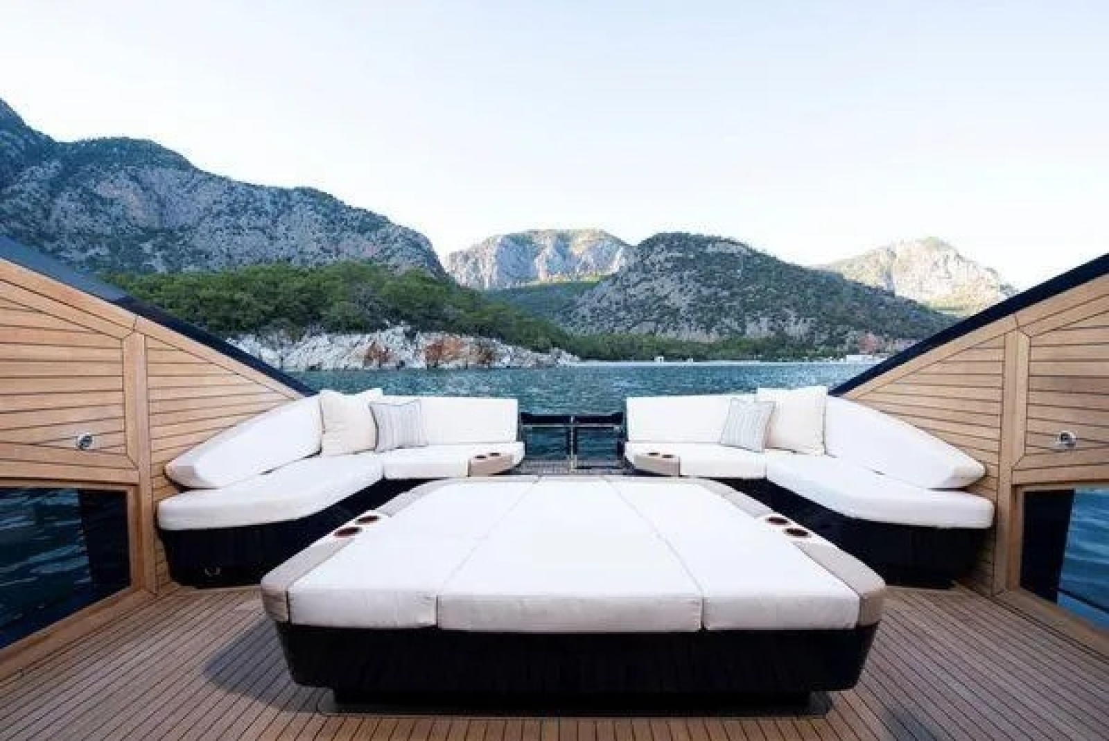 2023 Lazzara Yachts 
