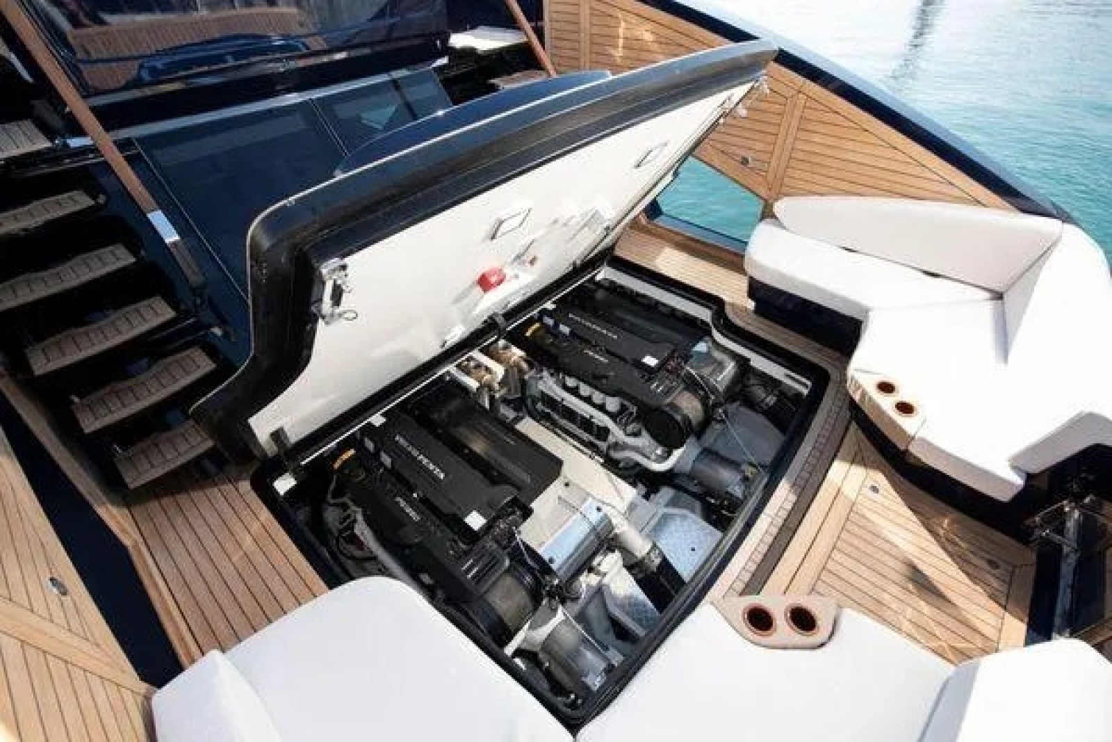2023 Lazzara Yachts 
