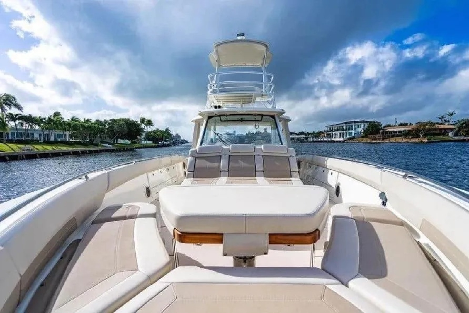 2022 Boston Whaler 