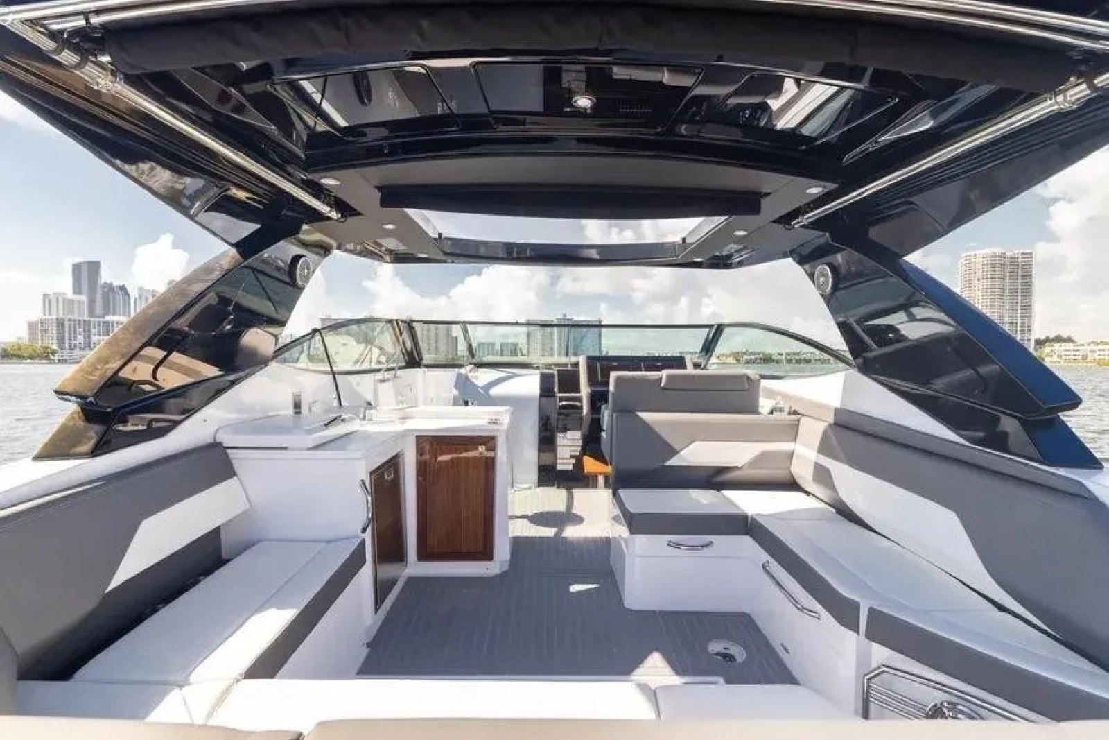 2021 Cruisers Yachts 