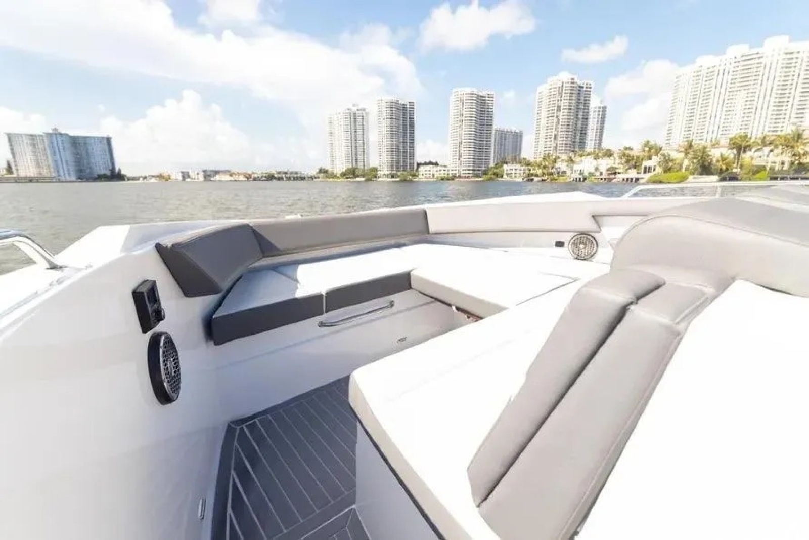 2021 Cruisers Yachts
