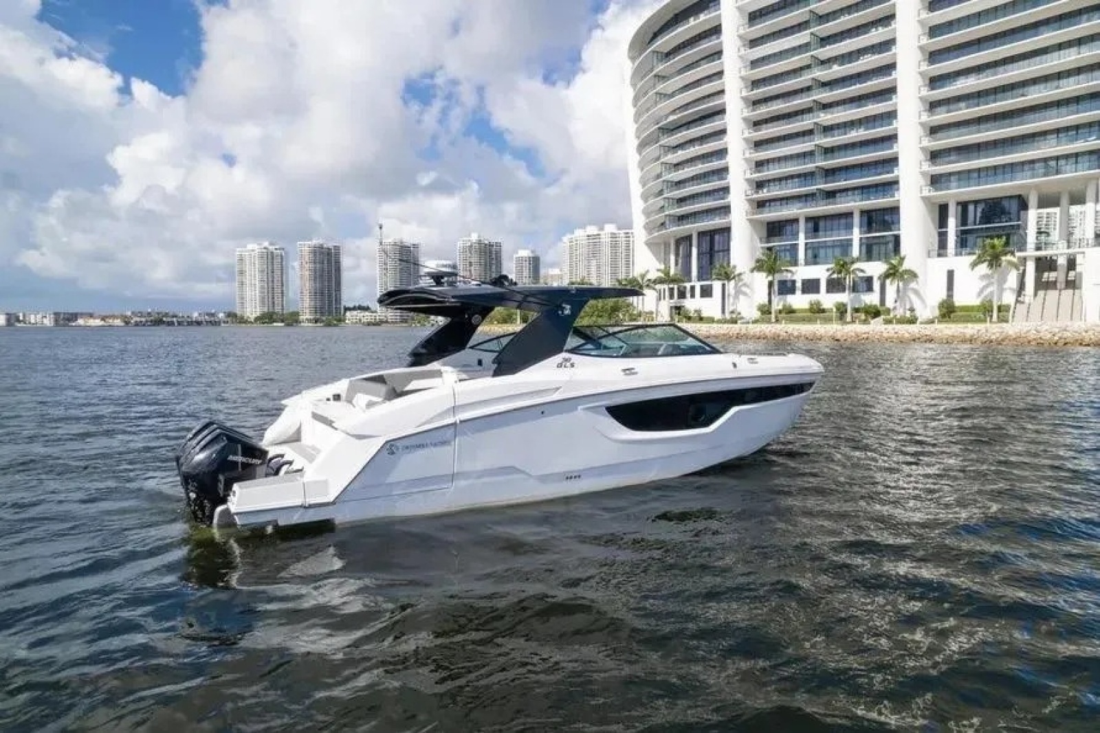2021 Cruisers Yachts 