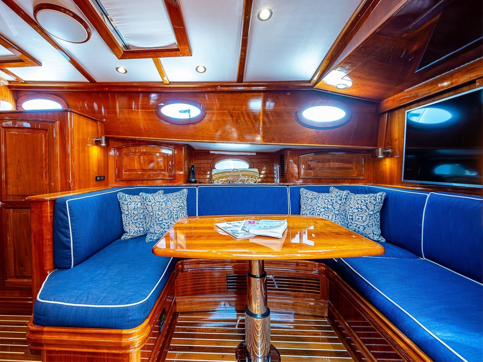 Lower Salon Outboard