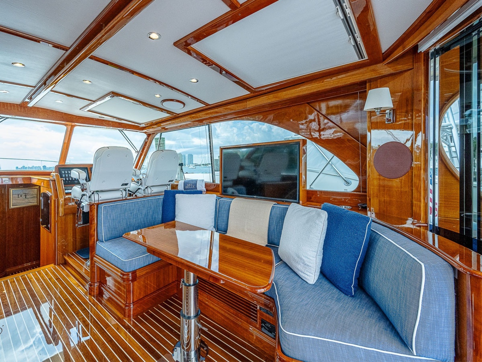 Pilothouse Salon Dinette