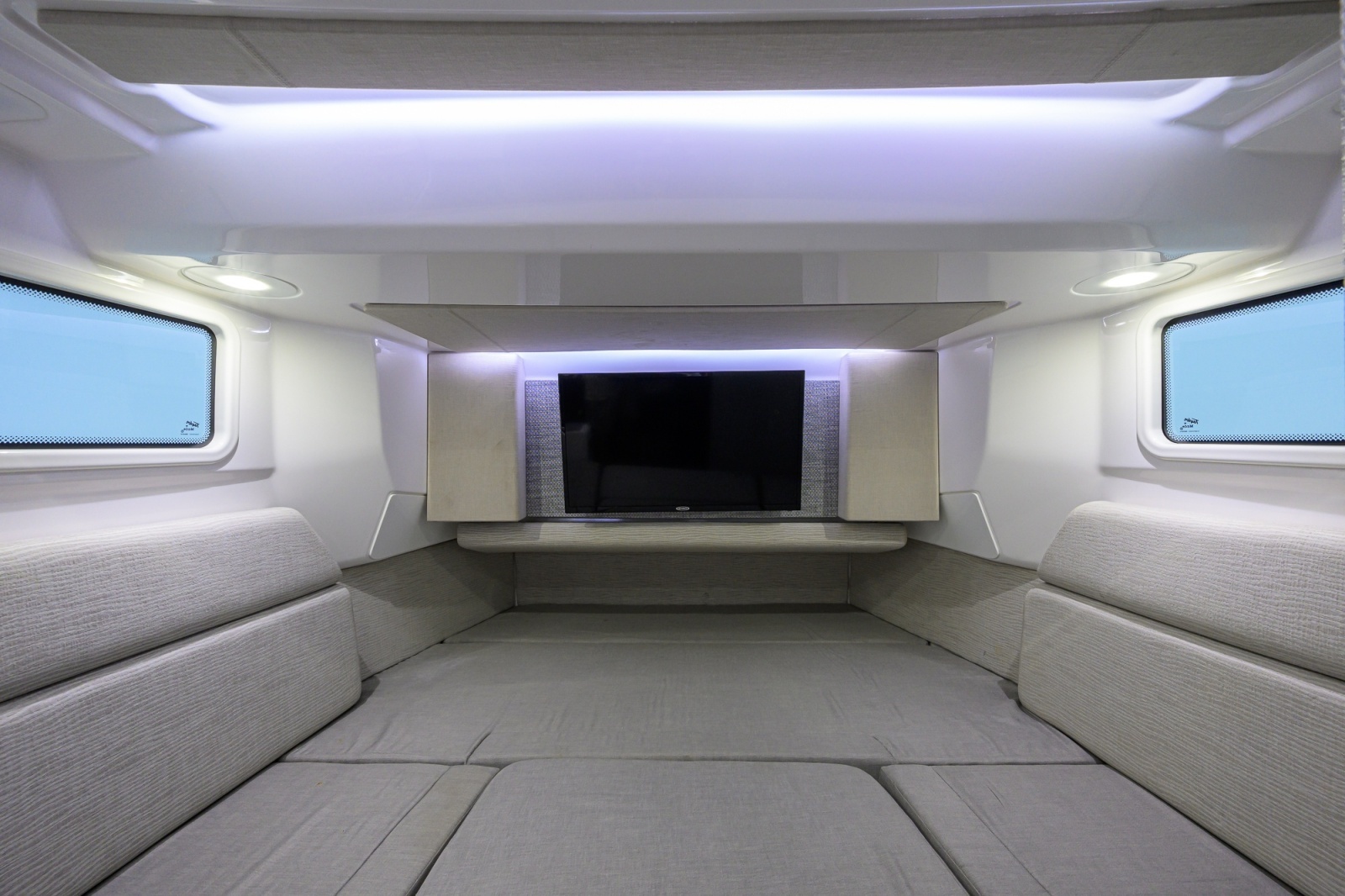 Everglades 45 GALLANT LADY - Cabin Berth