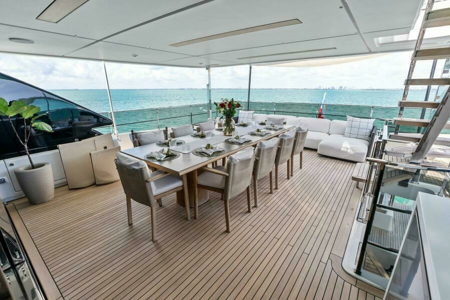 2023 Custom Line 33 Navetta