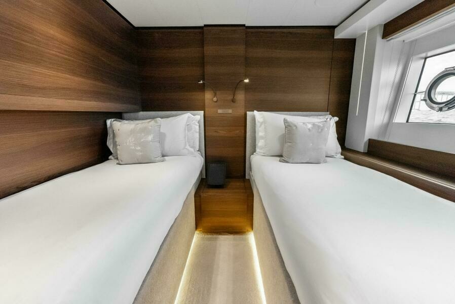 2023 Custom Line 33 Navetta