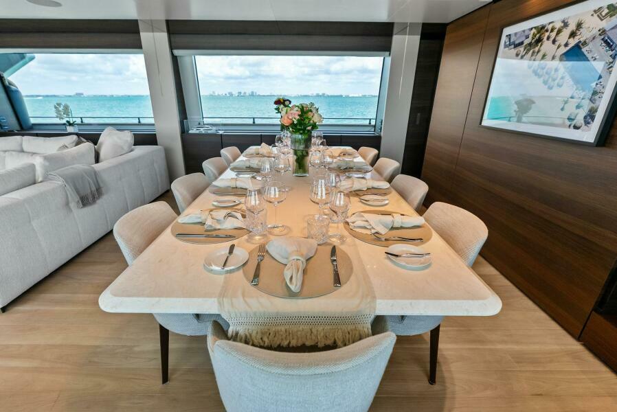 2023 Custom Line 33 Navetta