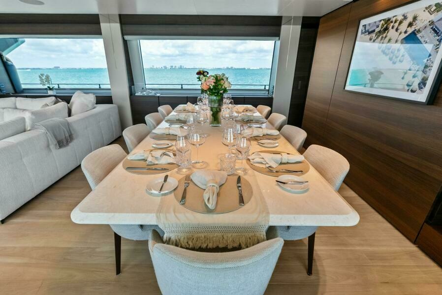 2023 Custom Line 33 Navetta