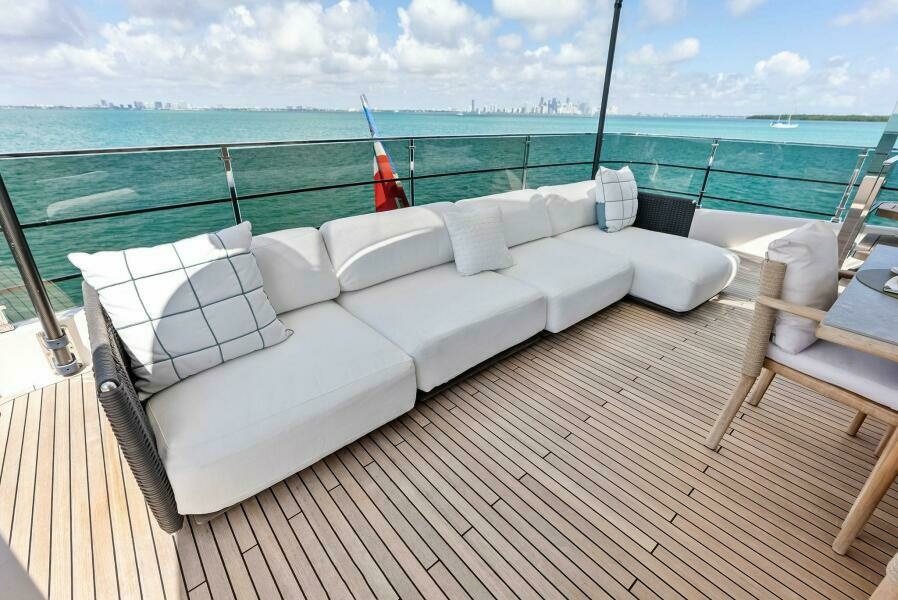 2023 Custom Line 33 Navetta