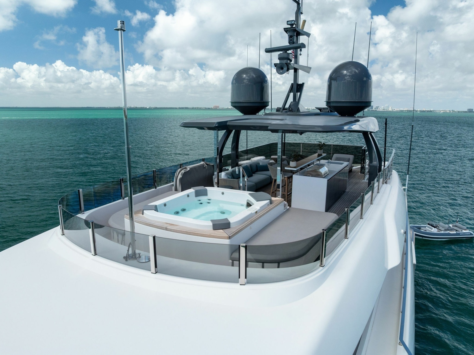 2023 Custom Line 33 Navetta