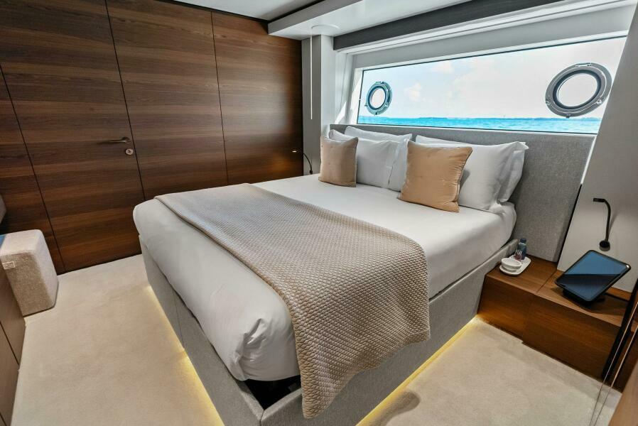 2023 Custom Line 33 Navetta