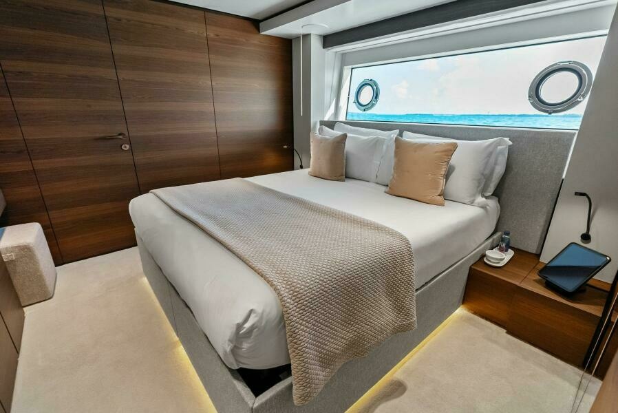 2023 Custom Line 33 Navetta