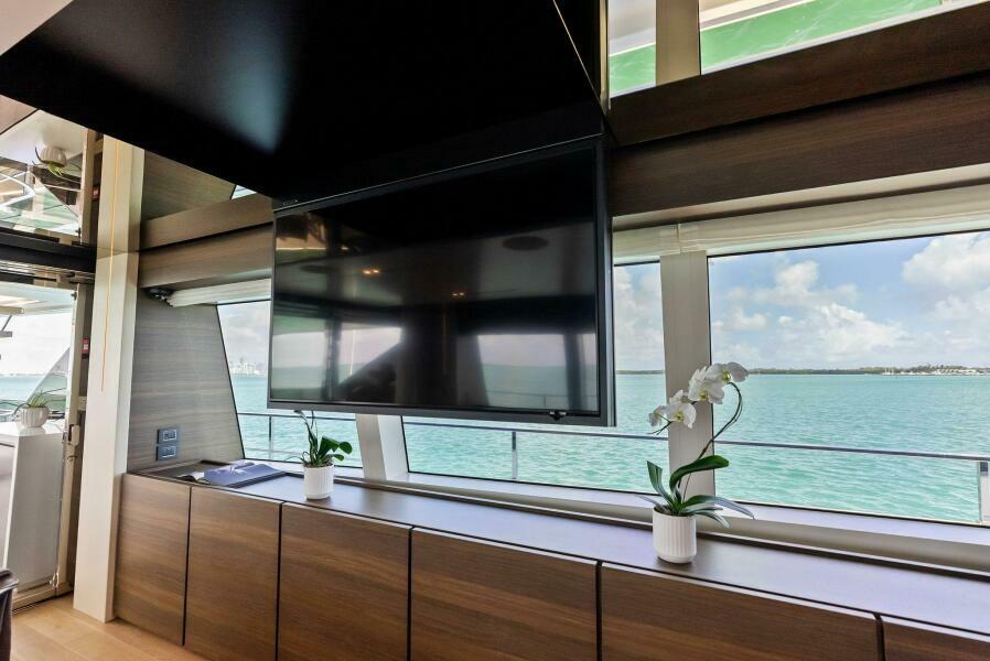 2023 Custom Line 33 Navetta