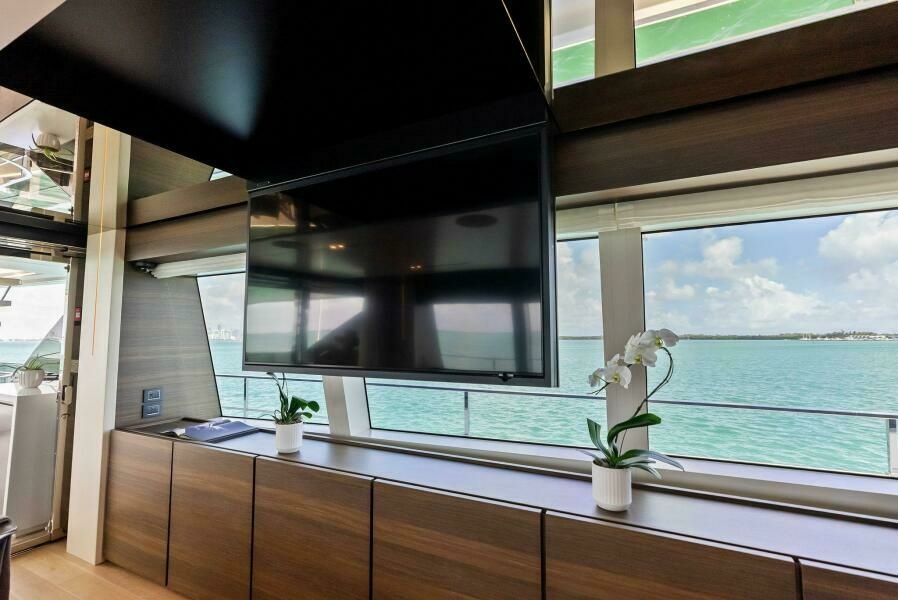 2023 Custom Line 33 Navetta