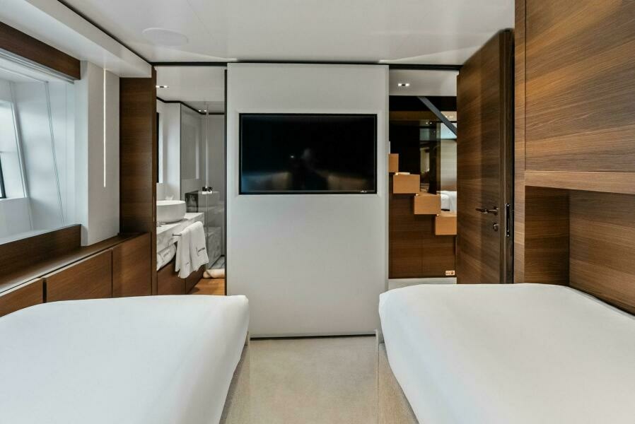 2023 Custom Line 33 Navetta