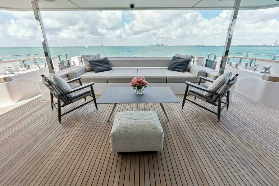 2023 Custom Line 33 Navetta