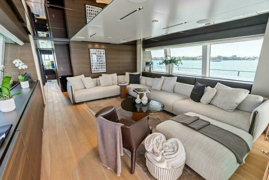 2023 Custom Line 33 Navetta