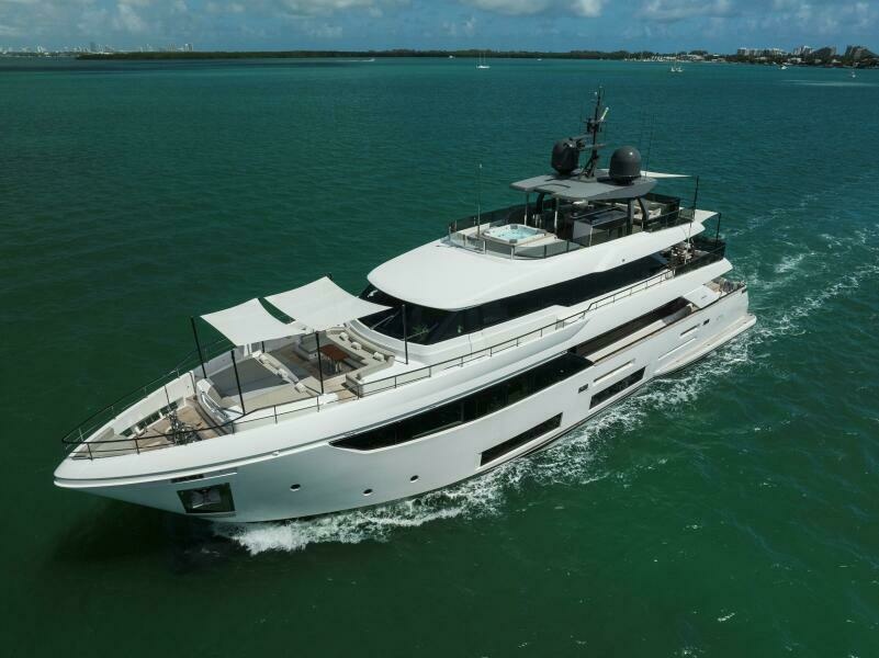 2023 Custom Line 33 Navetta