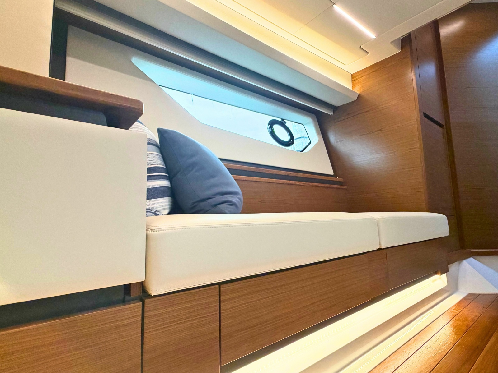 2025 Tiara Yachts 48 LE
