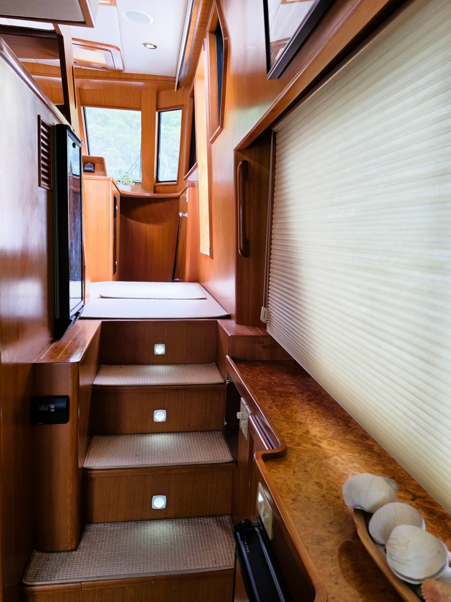2000 Symbol 50 Pilothouse