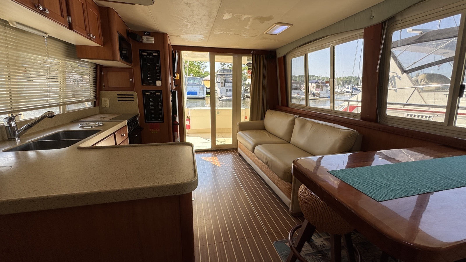 Salon Looking Aft
